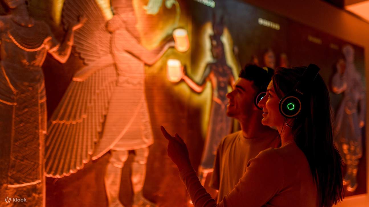 Une exposition chronologique présentant des images historiques, des publicités et des souvenirs illustrant le parcours de la bière de 1842 à aujourd'hui